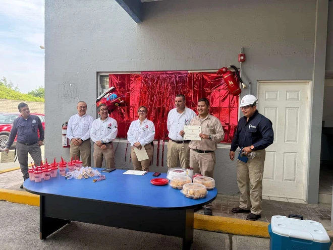  Reconoce Pemex a bomberos del Complejo Arenque