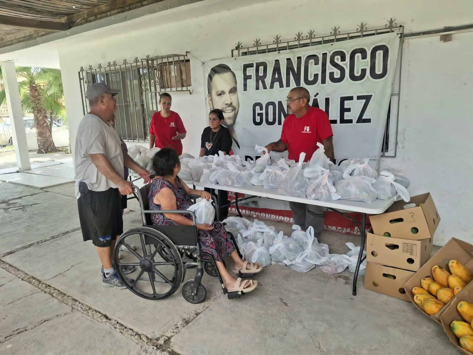 Dan la mano a familias con entrega de víveres
