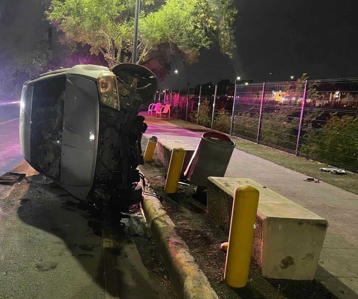 Abandona vehículo volcado