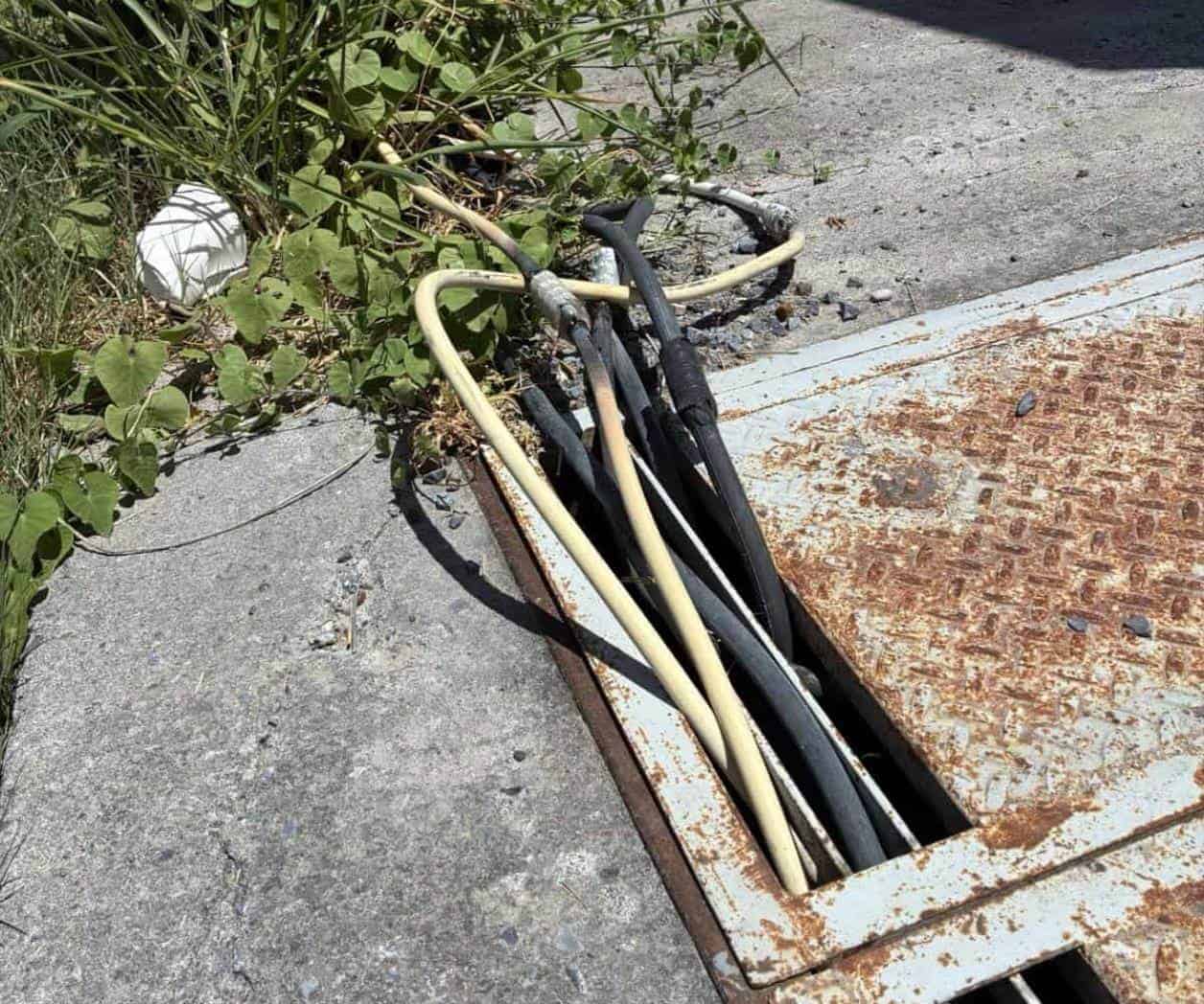 Advierten sobre cables en el suelo