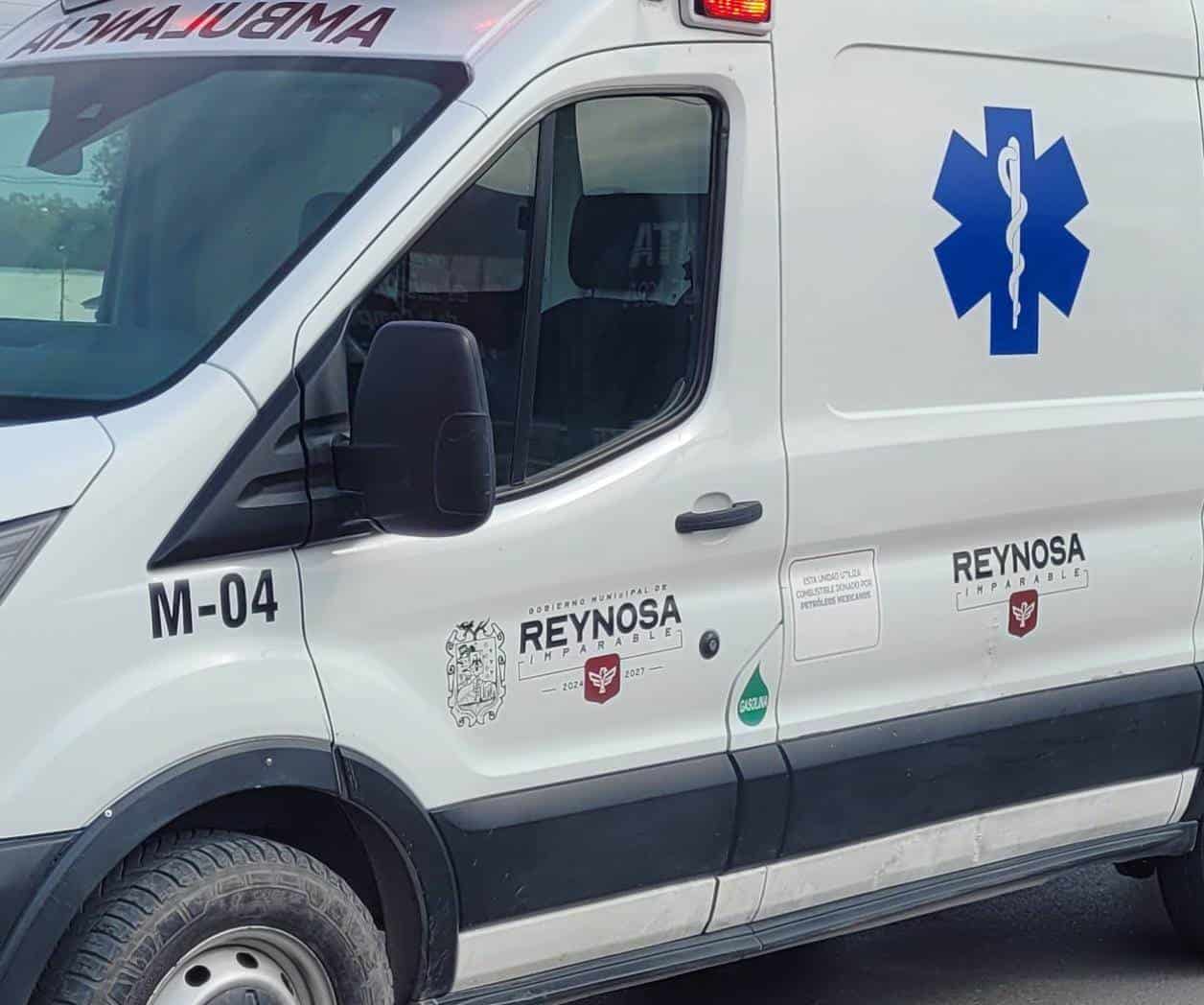 Impacta motociclista con una camioneta