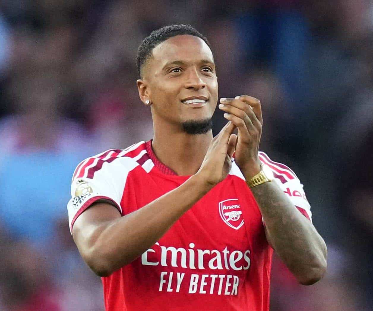Arsenal ficha al defensor Konsa del Villa
