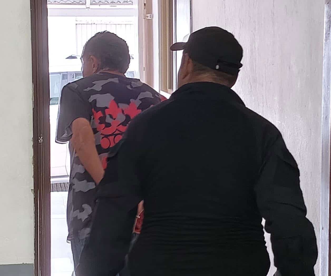 Detienen a hombre por fumar marihuana