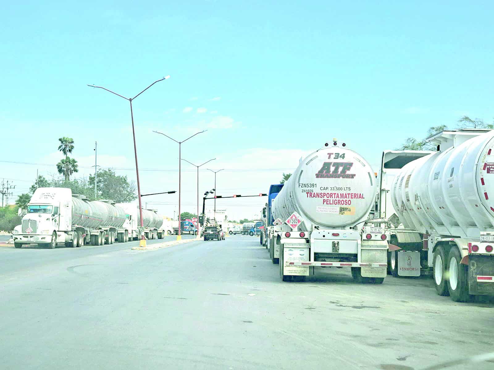 Molestan a vecinos autotanques estacionados