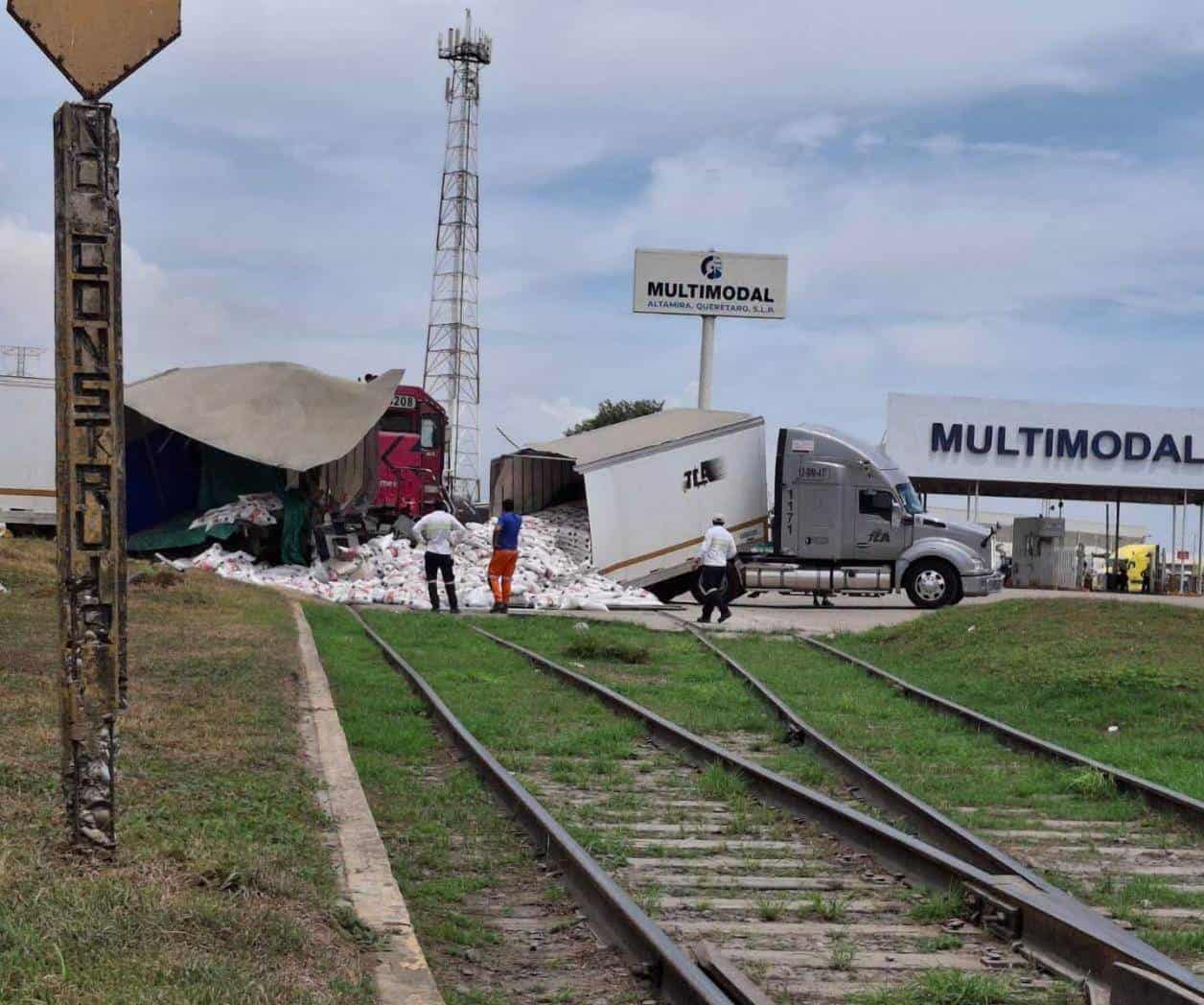 Tráiler es embestido por el tren