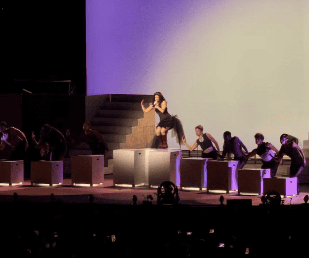Rosalía da espectáculo con bailarinas de ballet y orquesta en vivo