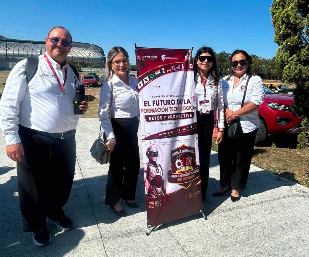 Van docentes a congreso  de nuevas tecnologías