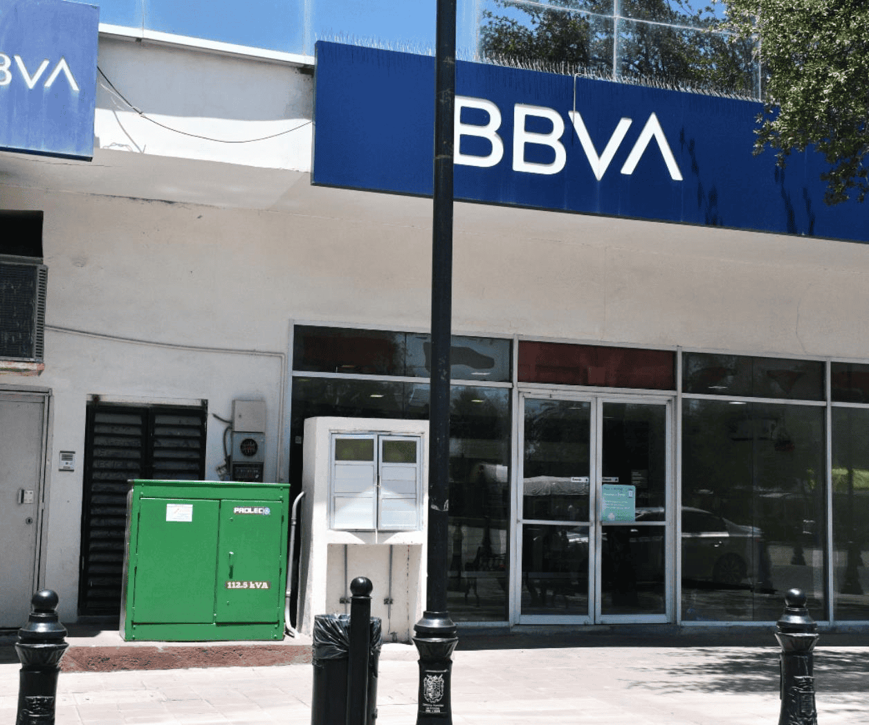 Pelean por usar el cajero de un banco