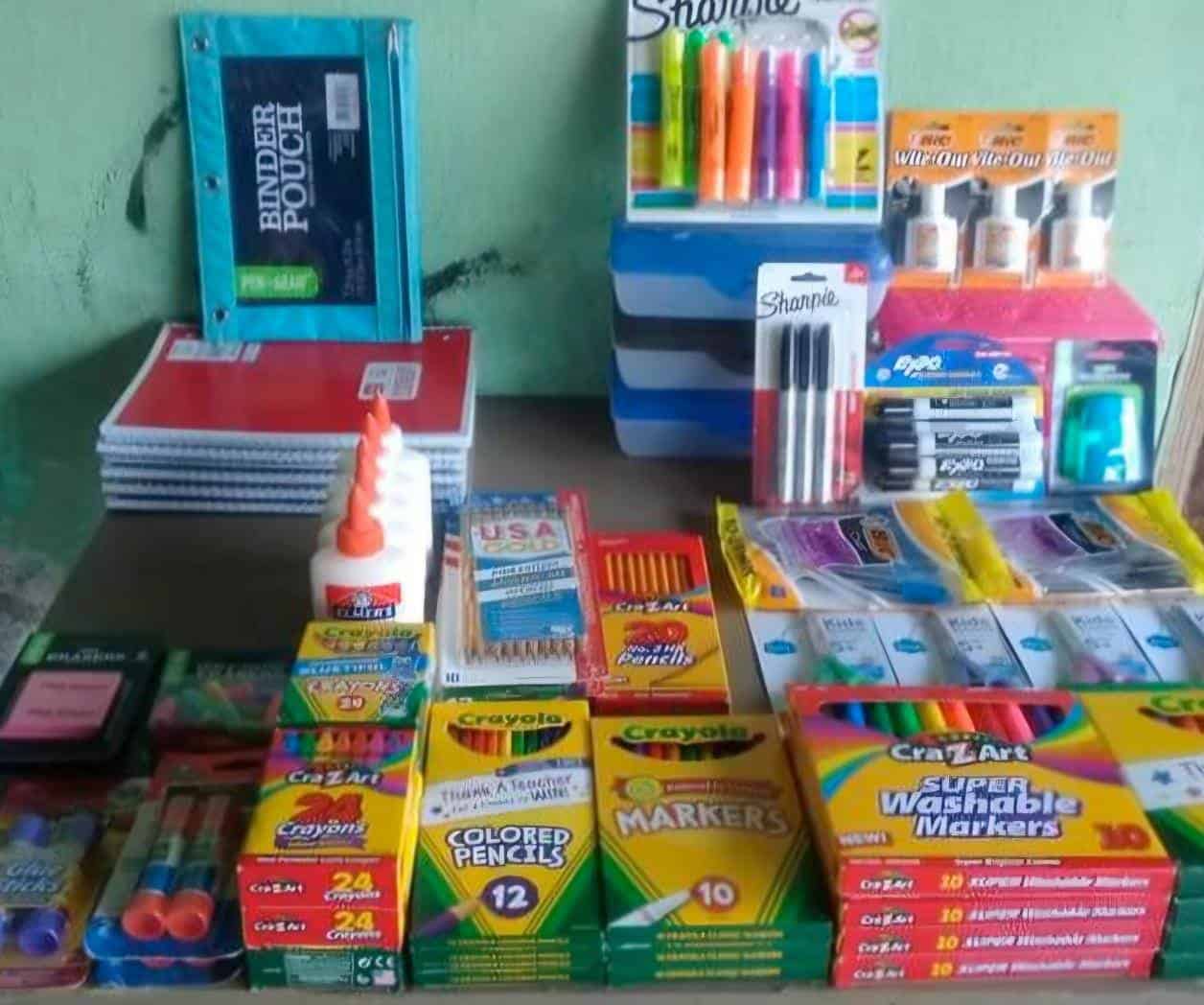 Emprenden pequeños negocios con la venta de artículos escolares