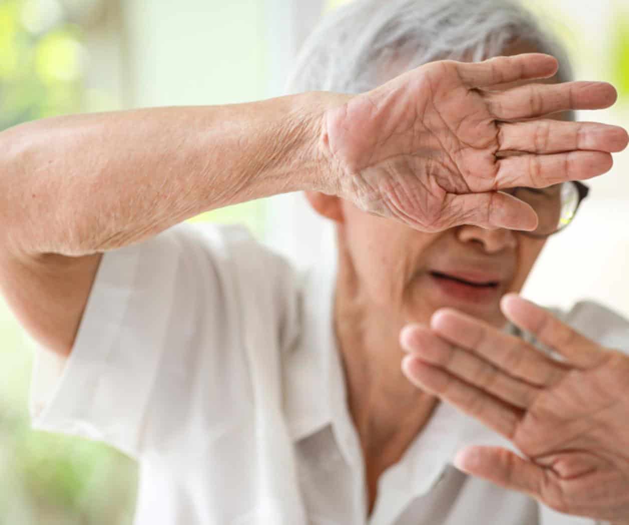 Adultos mayores sufren violencia y abandono