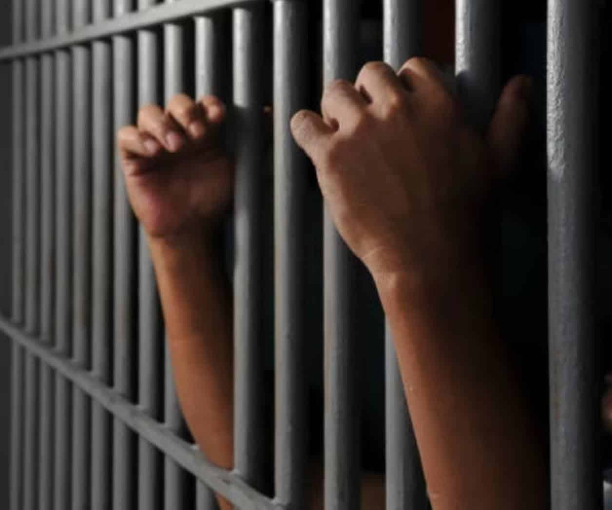 Dan 27 años de cárcel a sujeto por feminicidio de su madre