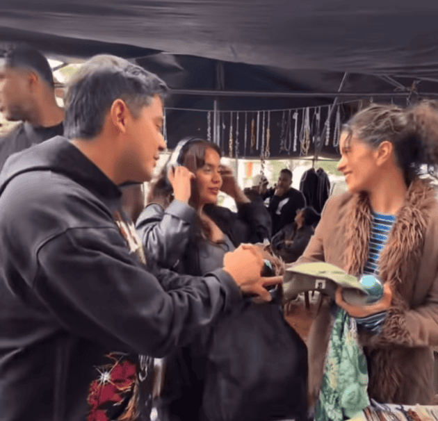 Rosalía sorprende al pasear por tianguis de La Lagunilla