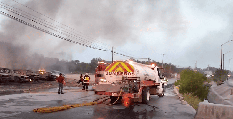 Se registra incendio en yonke en la colonia villa esmeralda cuerpos de emergencia trabajando en lugar.