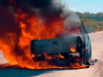 Se incendia camioneta en ejido de Río Bravo