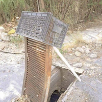 Alertan por una reja de drenaje dañada