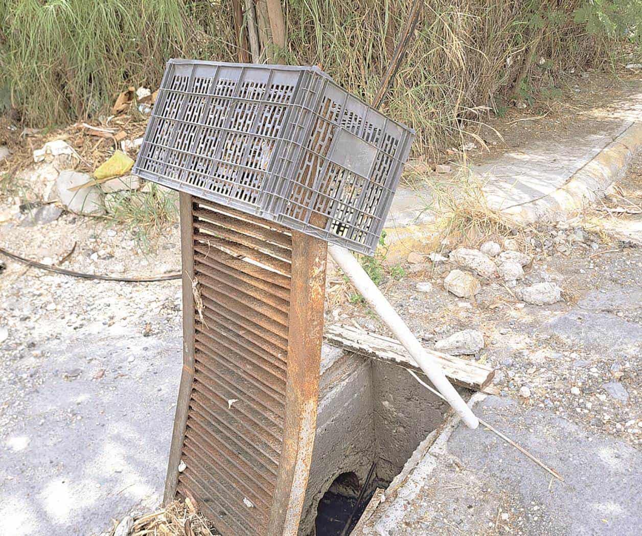Alertan por una reja de drenaje dañada