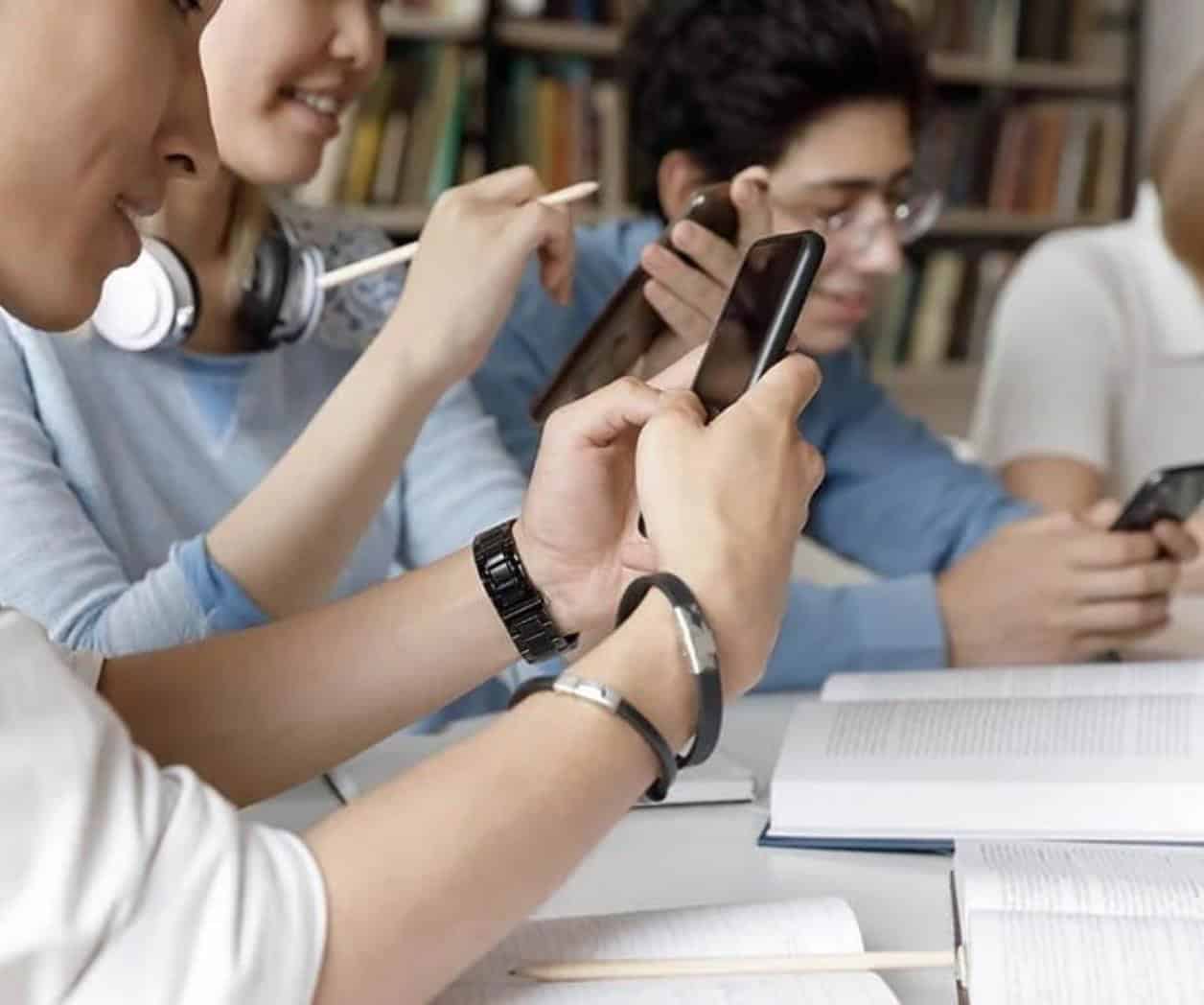 Van por la regulación de celulares en aulas