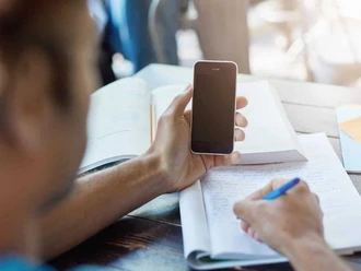 Descarta SNTE prohibición total de celulares