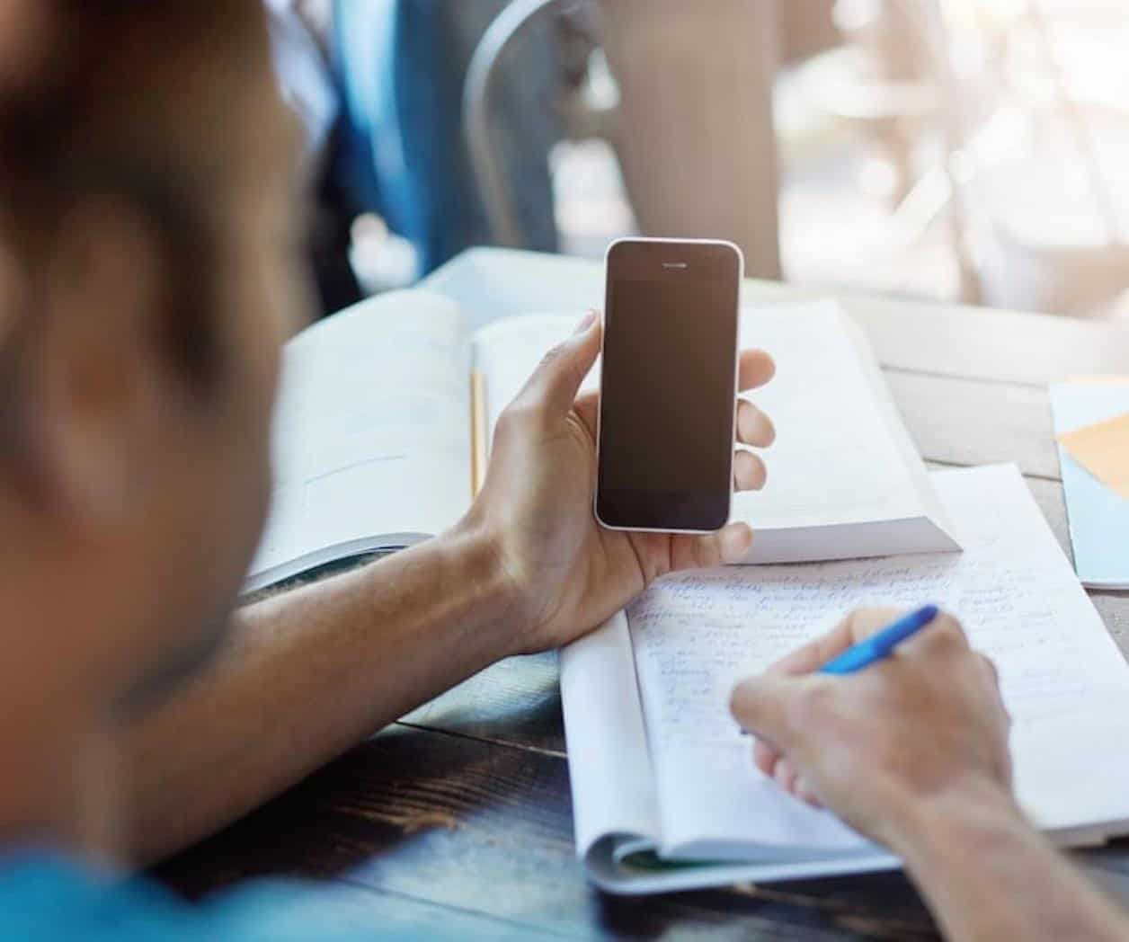 Descarta SNTE prohibición total de celulares