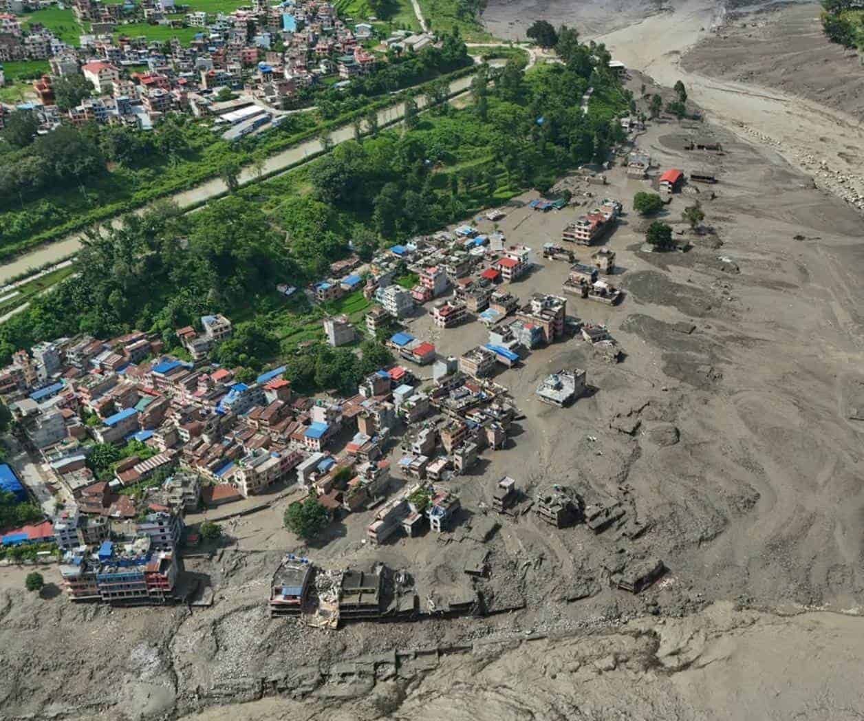 Al menos 98 muertos y cientos de desaparecidos tras inundaciones repentinas en Nepal y China
