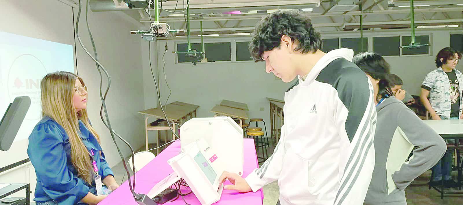 Urna electrónica  llega hasta a los universitarios