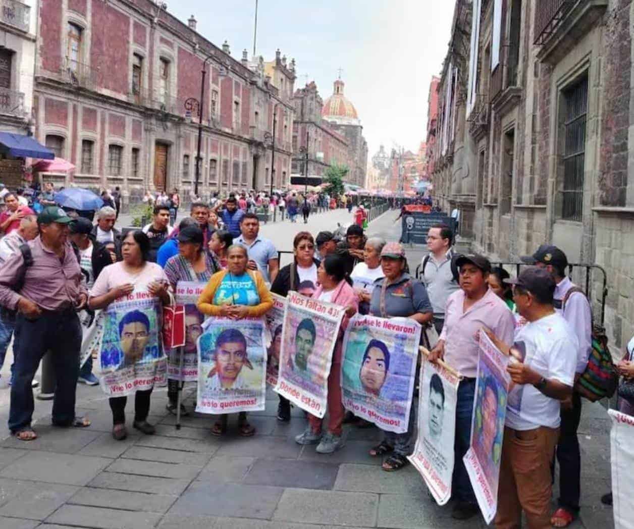 Familiares de Ayotzinapa llegan a Palacio Nacional