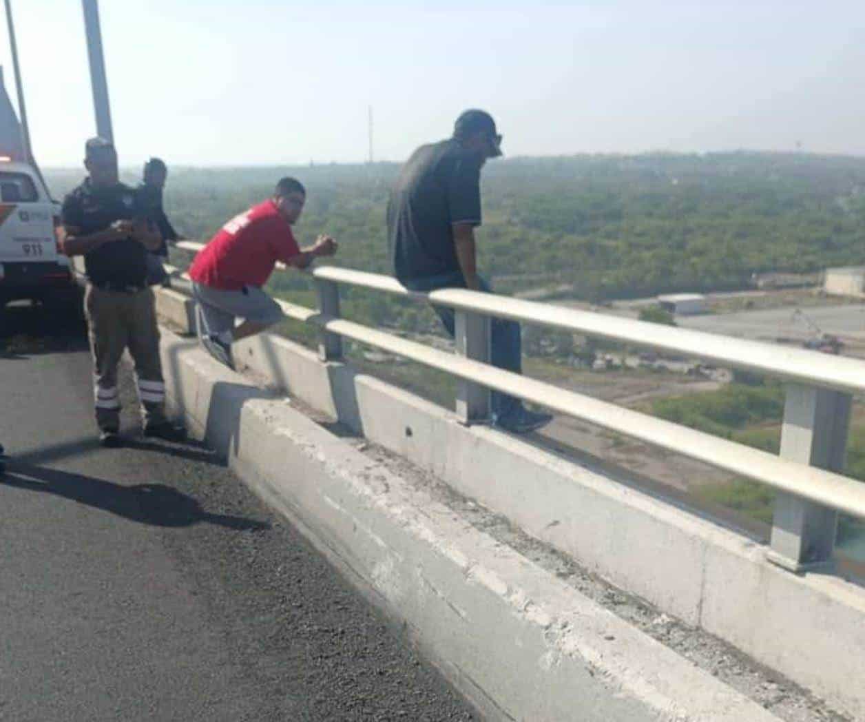 Evitan que hombre se lance de puente