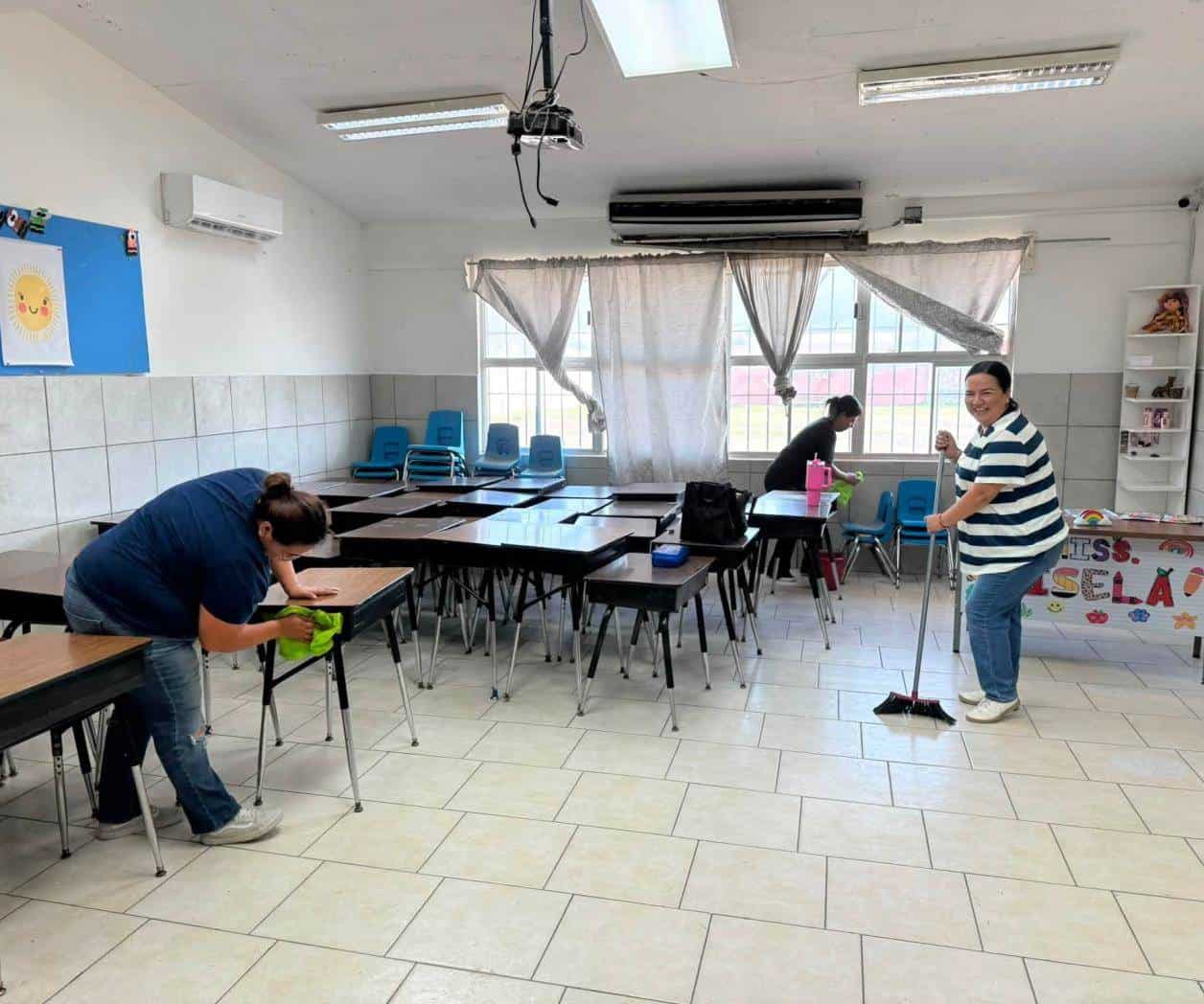 Limpian mamás escuela de sus hijos