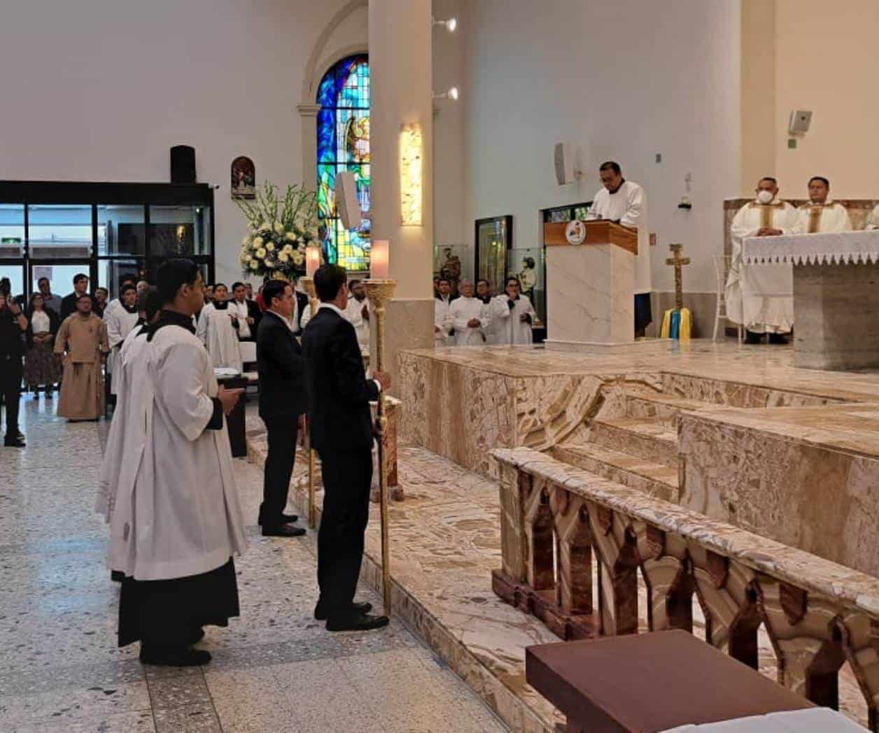 Convocan a jóvenes para ser monaguillos