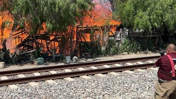 Incendio consume vivienda en Gustavo Díaz Ordaz