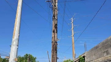 Solicitan quitar postes de luz de la calle