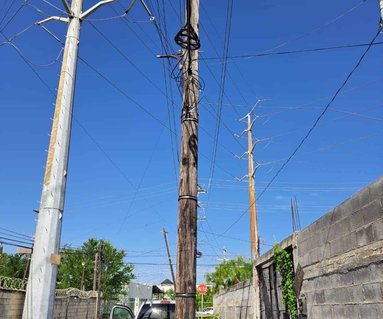 Solicitan quitar postes de luz de la calle
