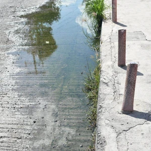Aguas negras vuelven a brotar en el Centro de Reynosa