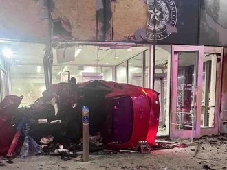 BMW se estrella contra el Palacio de Justicia