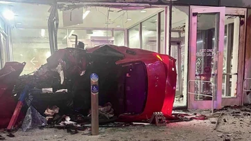 BMW se estrella contra el Palacio de Justicia
