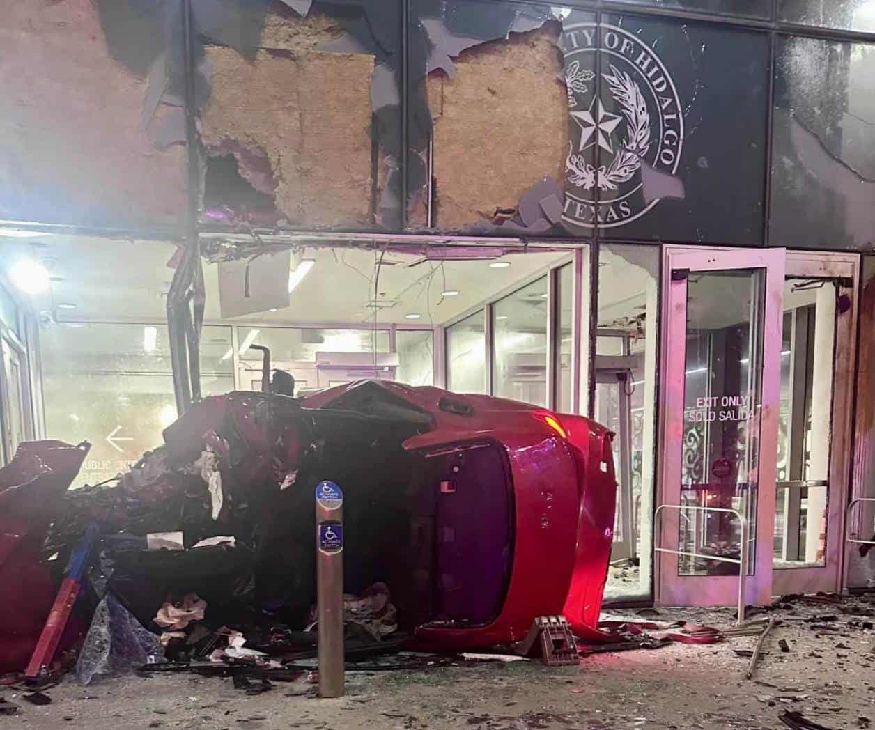BMW se estrella contra el Palacio de Justicia