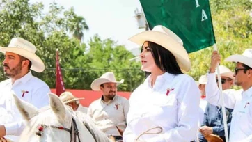 Participa Nataly García en la Cabalgata de la Unidad