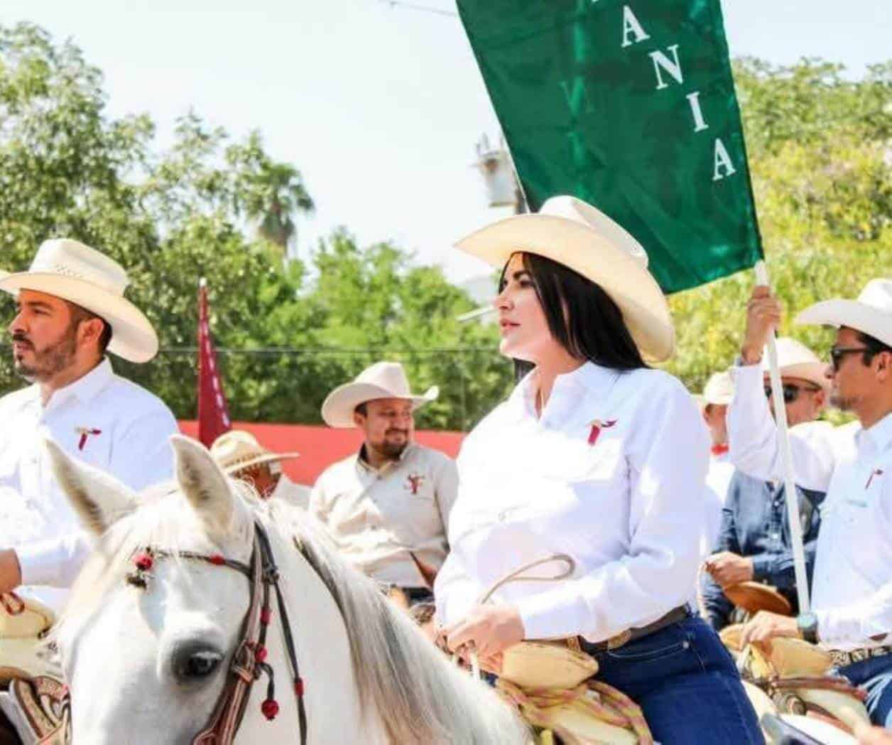 Participa Nataly García en la Cabalgata de la Unidad