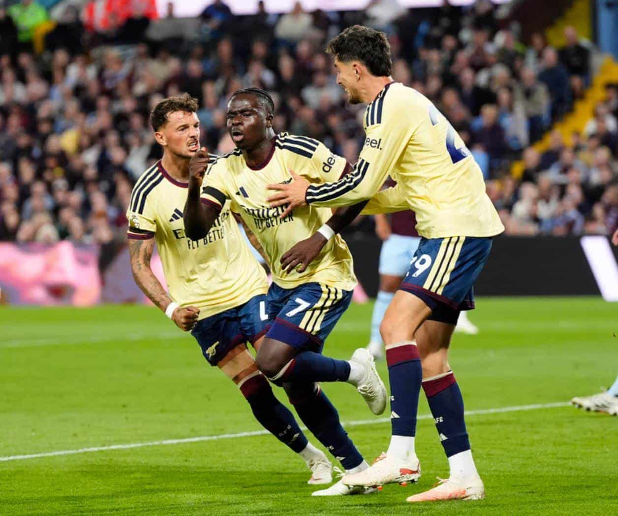 Saka marca la diferencia y Arsenal vence a Aston Villa para mantener su inicio ganador