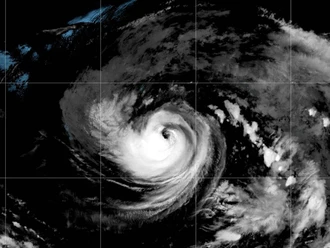 Texas y Luisiana en alerta por tormenta tropical mientras un posible huracán se dirige hacia Hawai