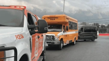 Niña se lesiona al caer de transporte escolar en movimiento en NL