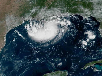 Tormenta tropical Edouard llega a costas de Texas y Luisiana tras ganar fuerza en el golfo de México