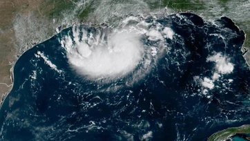 Tormenta tropical Edouard llega a costas de Texas y Luisiana tras ganar fuerza en el golfo de México