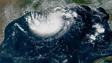 Depresión tropical Edouard azota Texas con fuertes lluvias; deja a millas sin electricidad