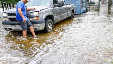 Tormenta tropical azota a Texas con fuertes lluvias