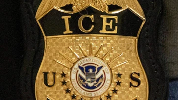 Agente del ICE niega haber mentido sobre tiroteo; juez ordena su liberación, pero con monitor GPS