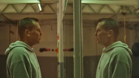 Julio César Chávez llora al hablar de su madre enferma, el boxeo y adicciones, ante estreno de serie