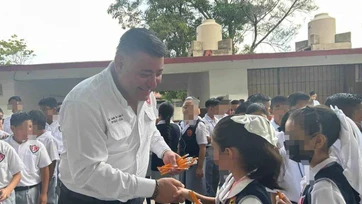 ¡Un par de lápices! El generoso regalo de diputado en Madero
