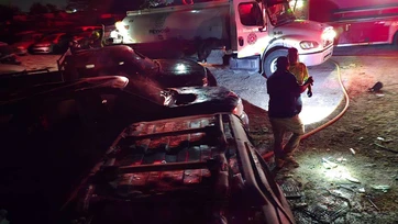 Reduce incendio 15 autos a chatarra