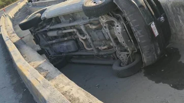 Acaba camioneta en canal de desagüe